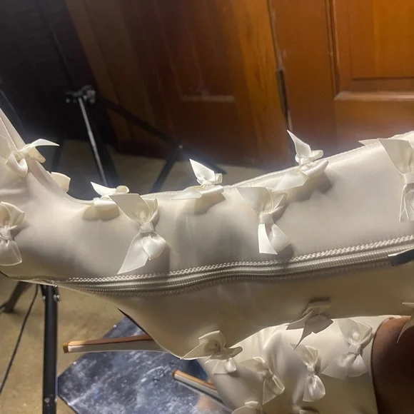 Elegant White Bow-Embellished Women's Boots - Picture 8 of 8